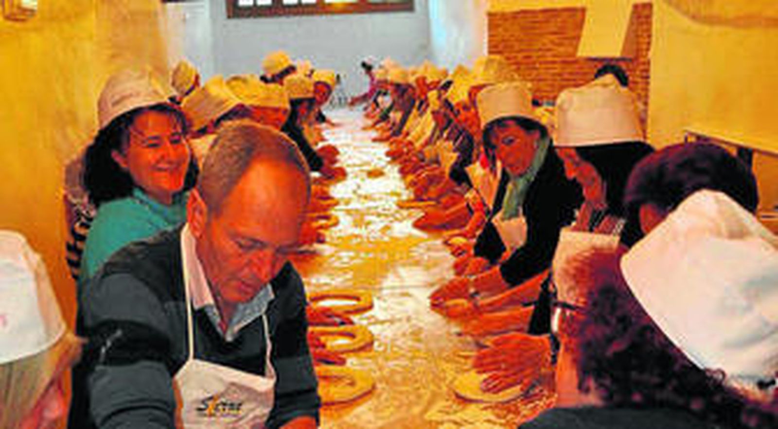 En la imagen un taller de pan artesanal en las cuevas de Trópolis.