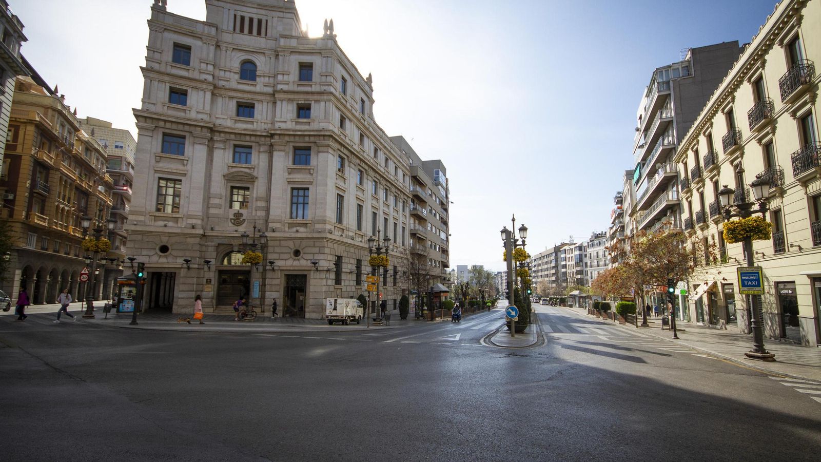 Granada, tras el estado de alerta por el coronavirus, solo abierta para actividades esenciales