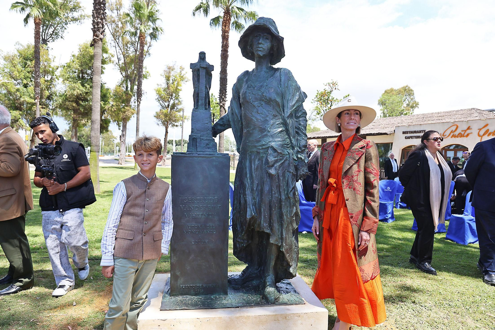Las imágenes de la inauguración de la escultura a Miss Whitney