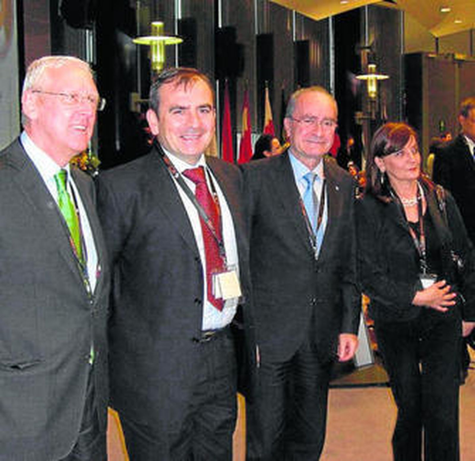 El alcalde, con cargos del Gobierno, Iberdrola y la Comisión Europea.