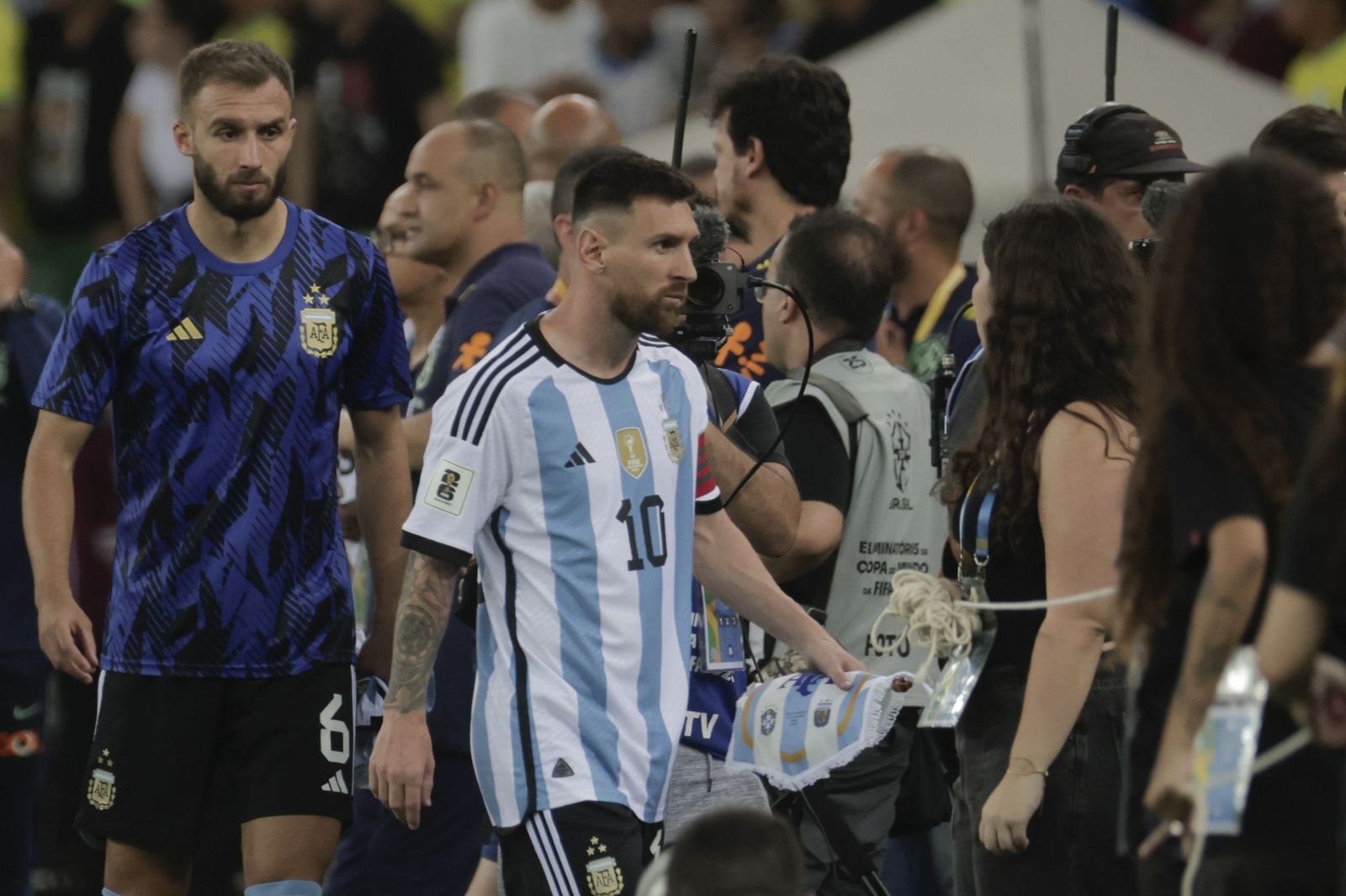 Pezzella se encamina a los vestuarios detrás de Messi.