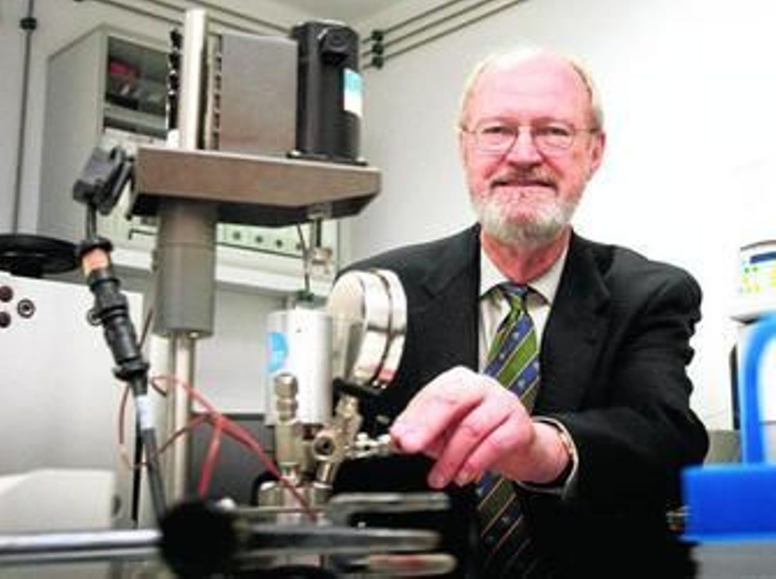 El profesor Robert Grubbs, en uno de los laboratorios de la Facultad de Ciencias Experimentales, en el Campus del Carmen.