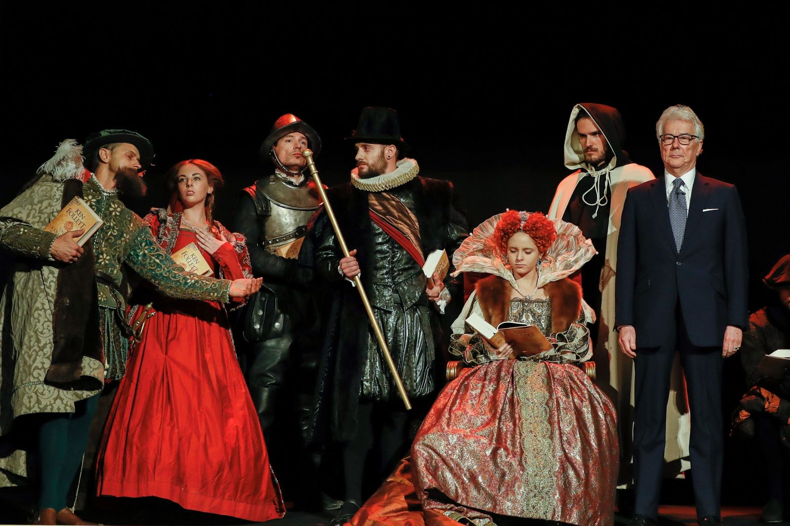 Ken Follett, ayer en Madrid, posando en un 'cuadro viviente' con los personajes de su novela.