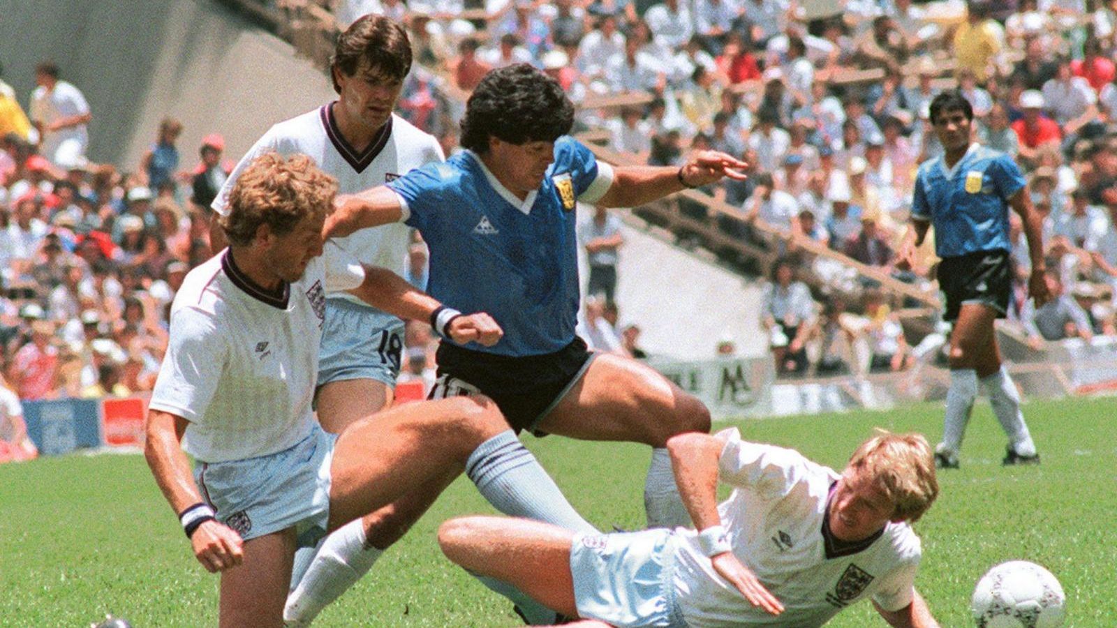 Maradona arrancando para marcar el segundo gol ante Inglaterra.