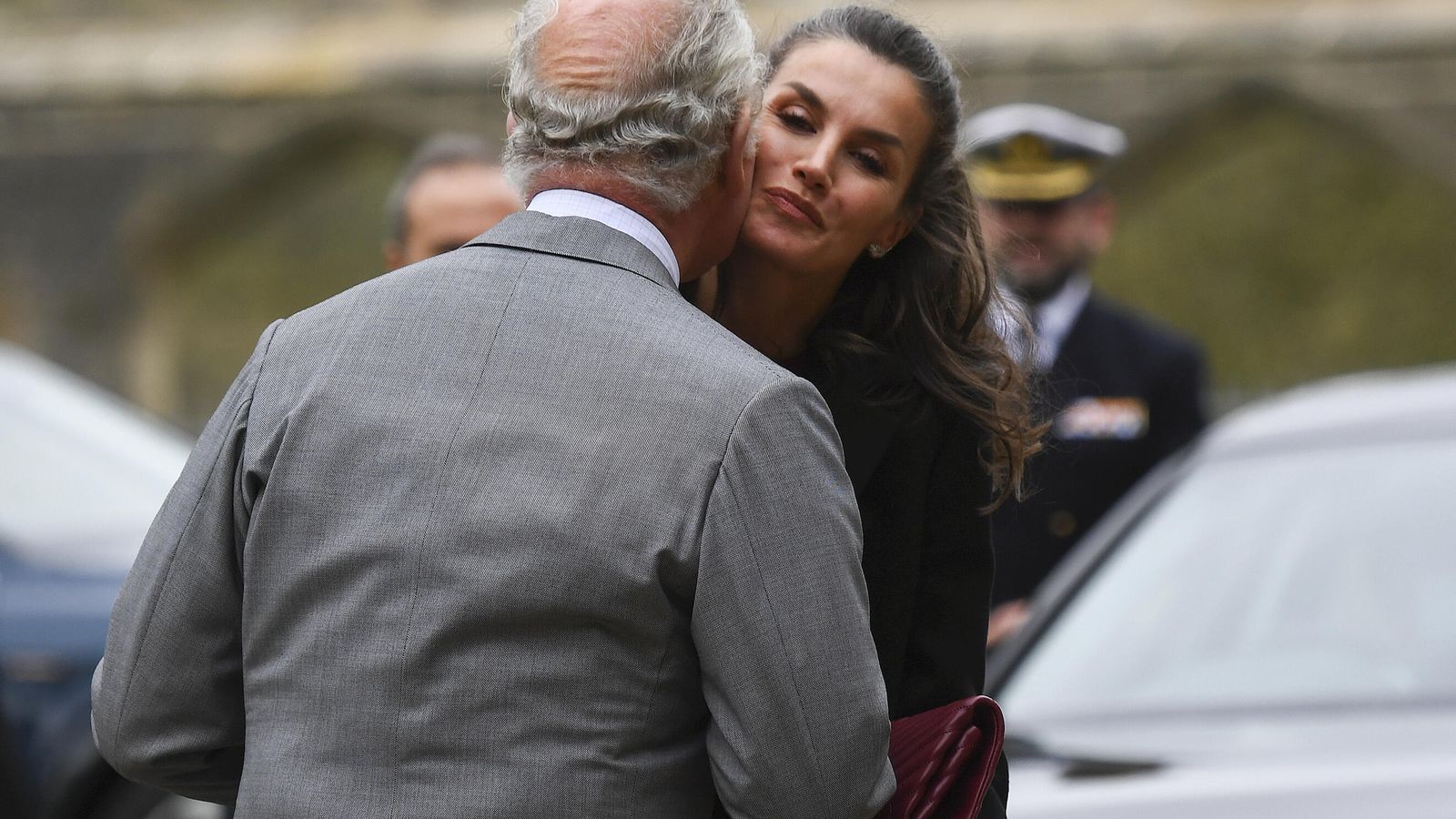 Doña Letizia besa al príncipe Carlos a su llegada.