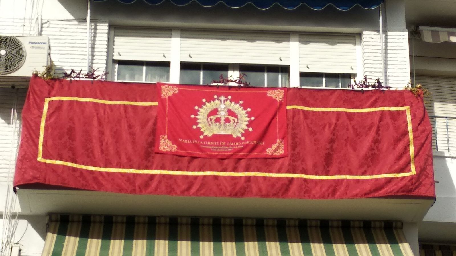 Balcón con la corona de la Virgen de la Salud en la calle Castilla