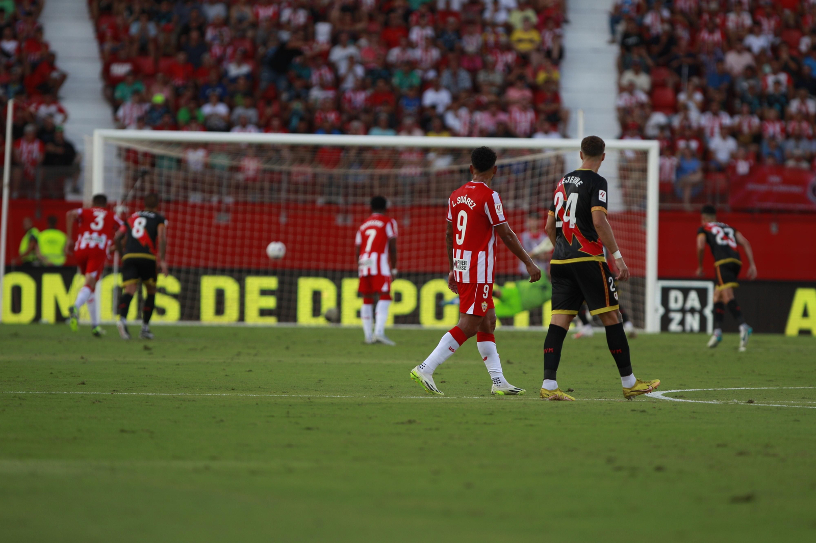 Imágenes del partido U.D. Almería-Rayo Vallecano