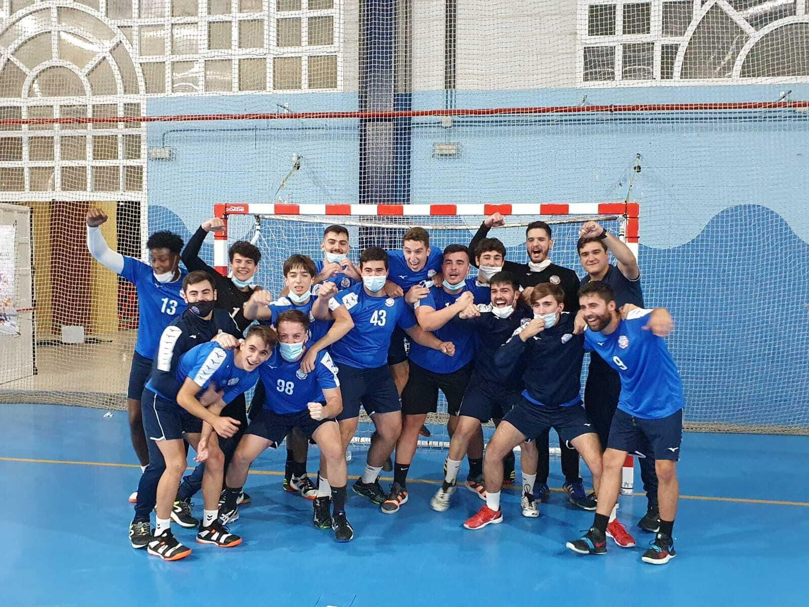 Los jugadores del BM Montequinto tras uno de sus triunfos.