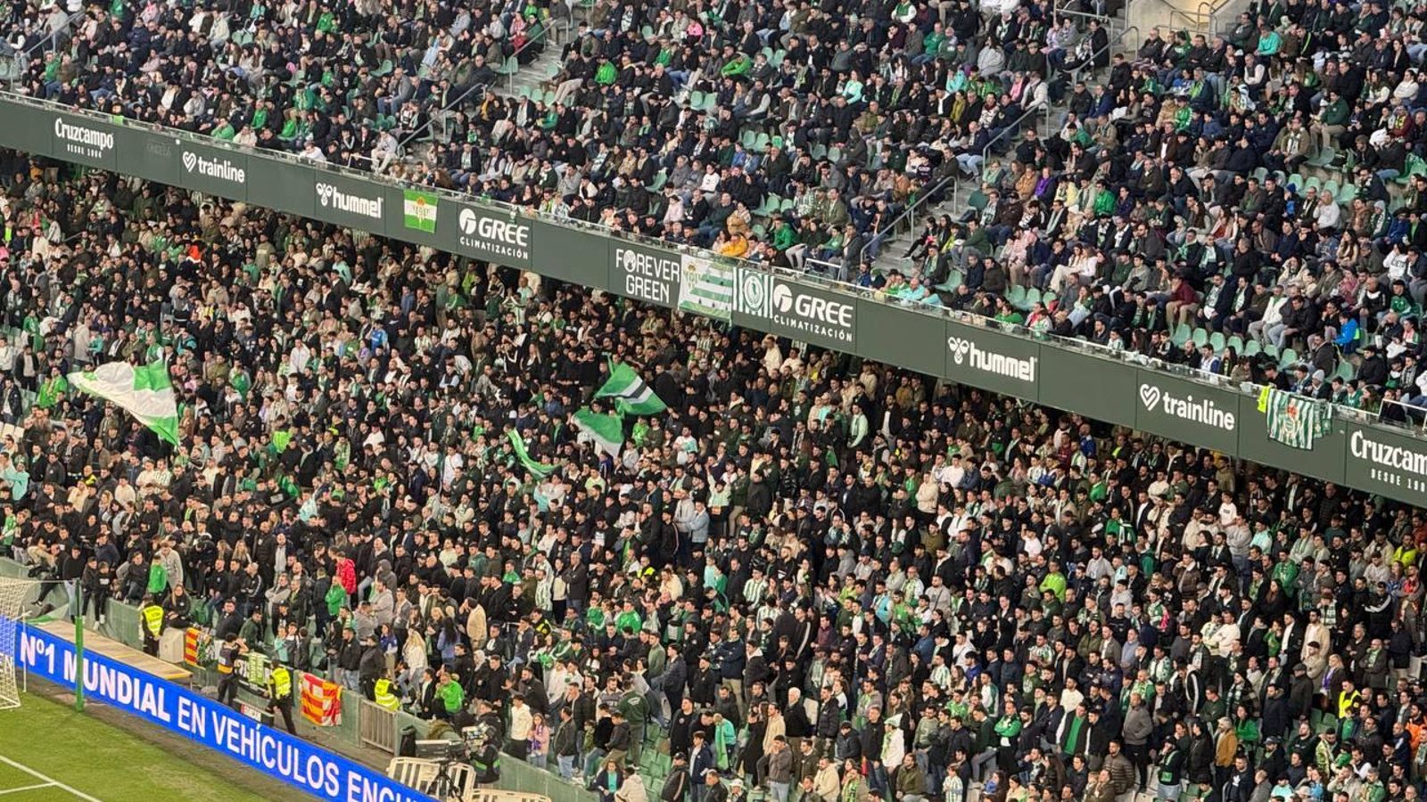 La grada del Benito Villamarín cantando en contra de la directiva