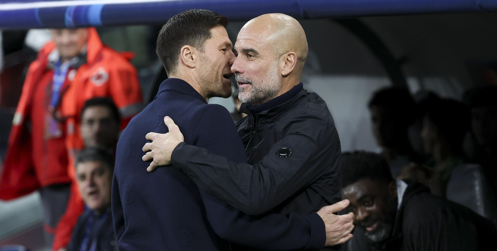 Xabi Alonso y Pep Guardiola, protagonistas del partido, se hacen confidencias antes de comenzar.