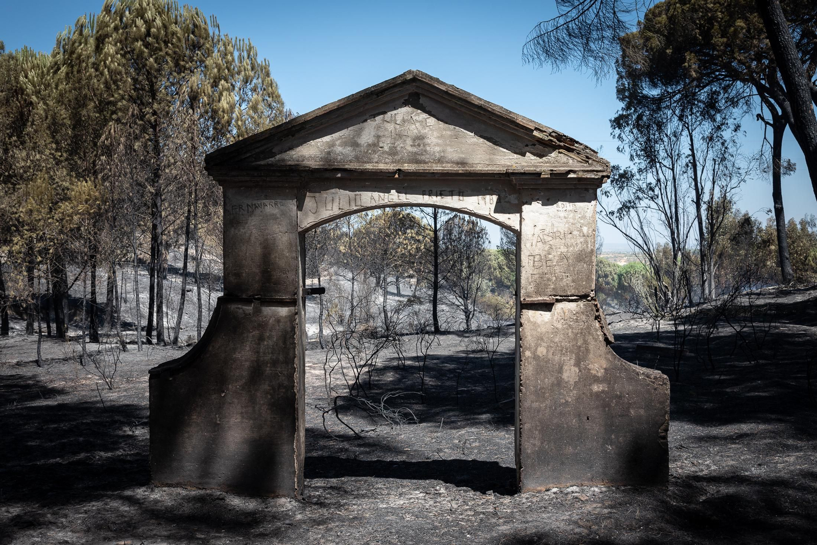 Imágenes de las labores de extinción del incendio de Bonares