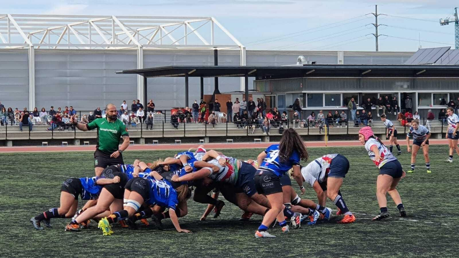 El Corteva Cocos empuja en una melé con el árbitro, uno de los grandes protagonistas, pendiente.