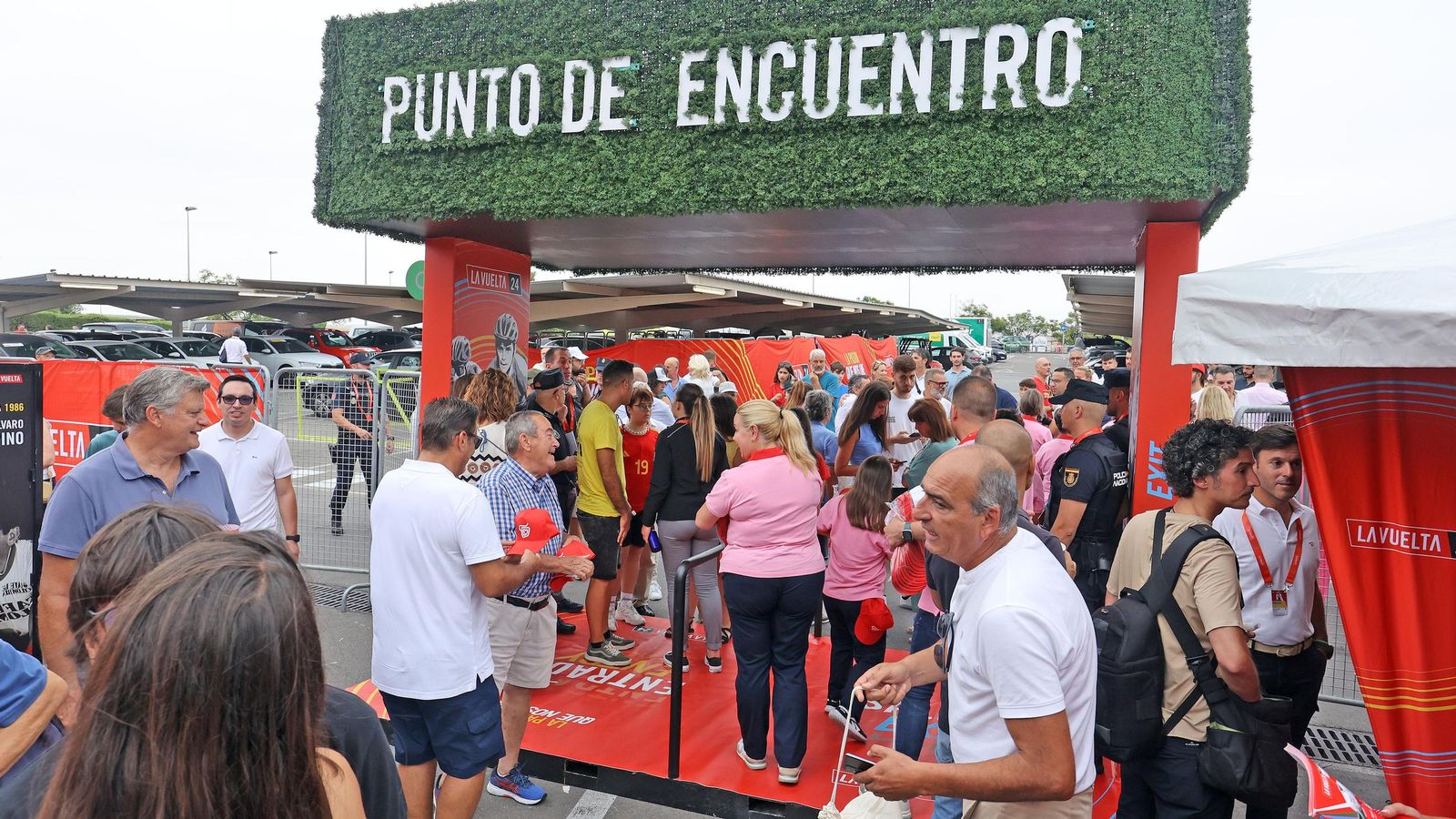 Así fue la salida de la Vuelta España desde Carrefour Sur en Jerez