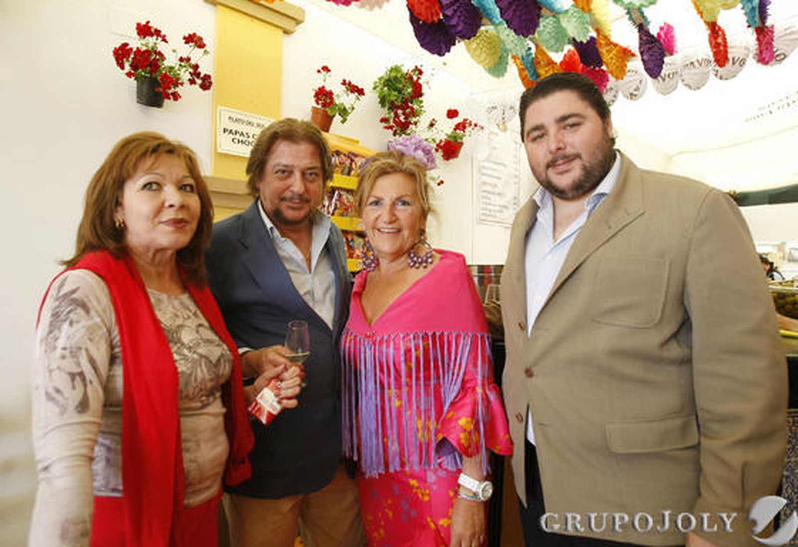 La familia de Manolo Muñoz junto María del Carmen Lara en el interior de la caseta La Charanga, que este año cumple 30 años en la Feria.

Foto: Andr?Mora /Fito Carreto