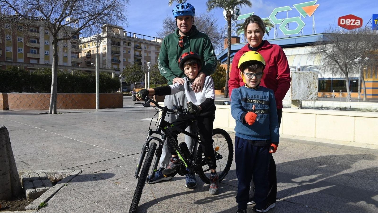 Pedro padre, pedro hijo, Álvaro e Iris disfrutan sus regalos de Reyes.