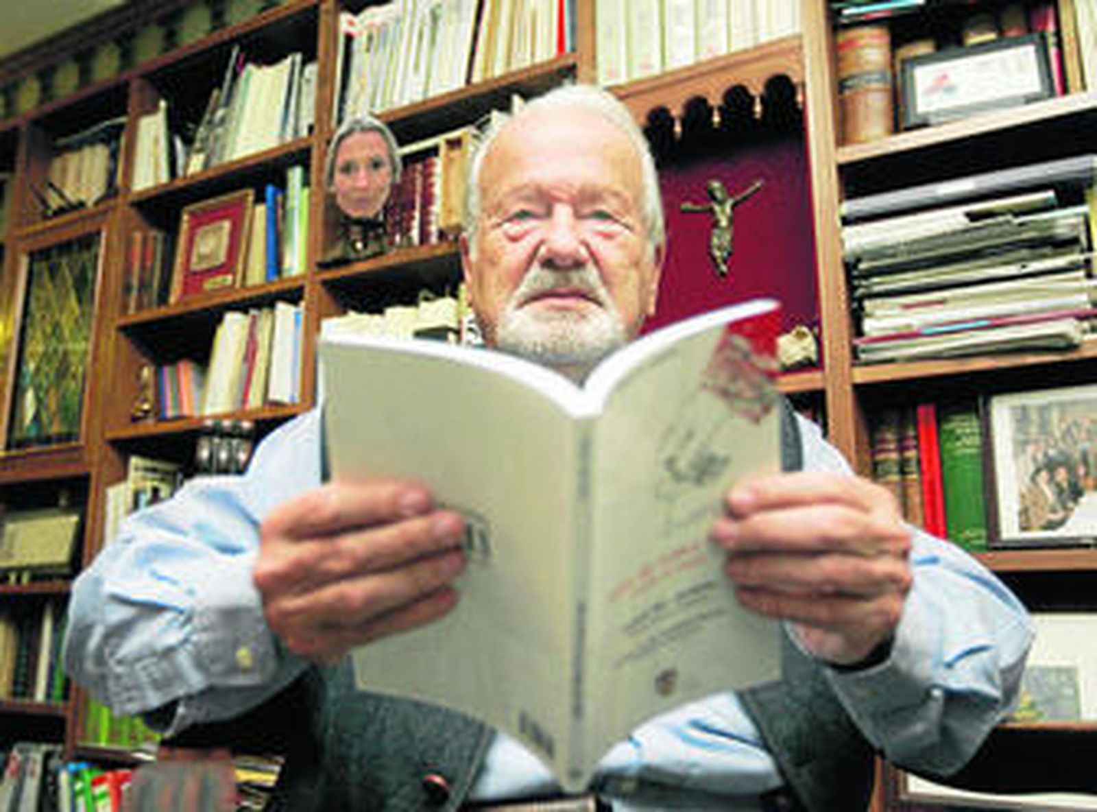 Rafael Mir Jordano, con un ejemplar de la obra.