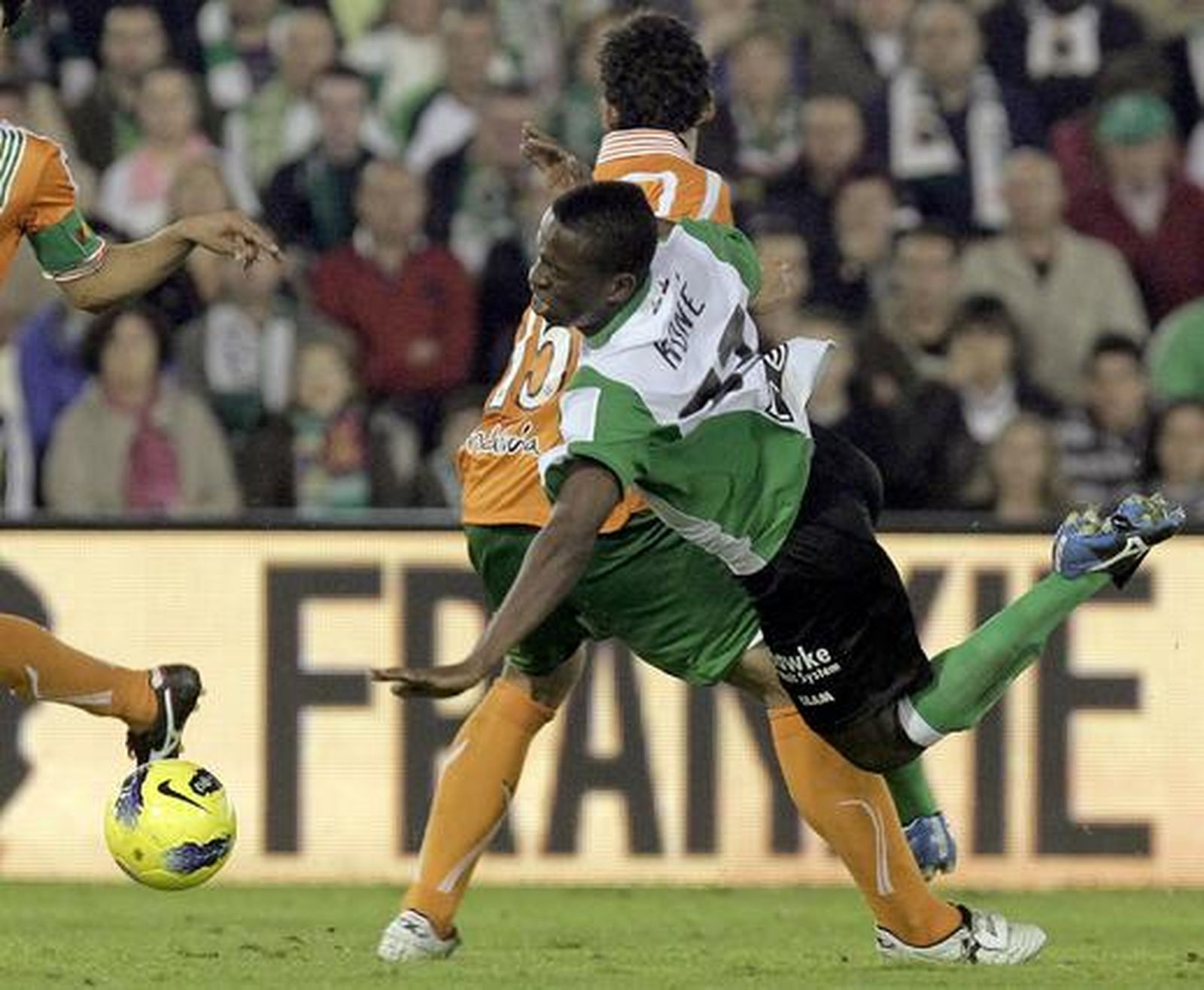 El Betis acumula su sexta derrota seguida tras caer con el Racing en Santander (1-0). / EFE