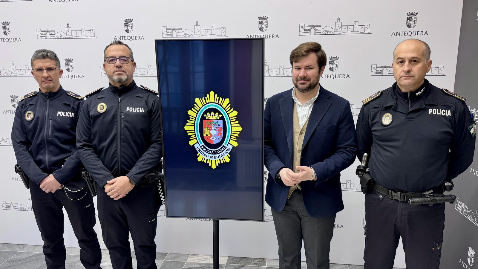 Presentación de la nueva unidad en el Ayuntamiento de Antequera.