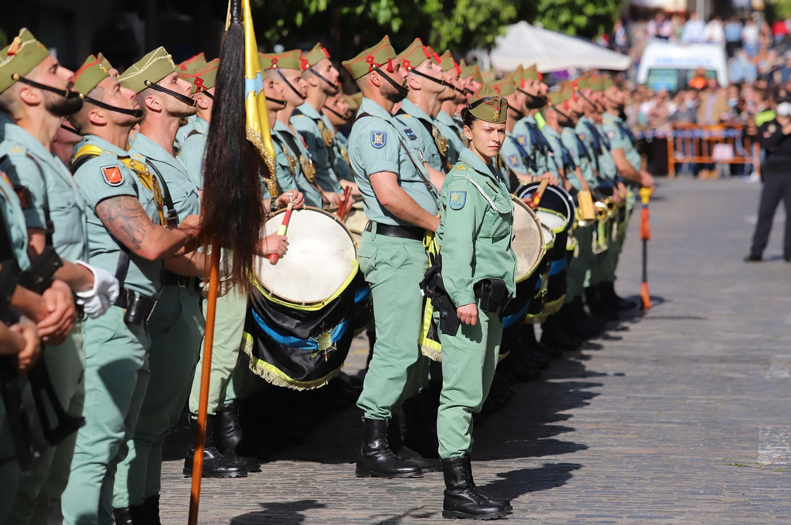 La Legión acompaña al Cristo de la Vera+Cruz en su procesión por Huelva, en imágenes