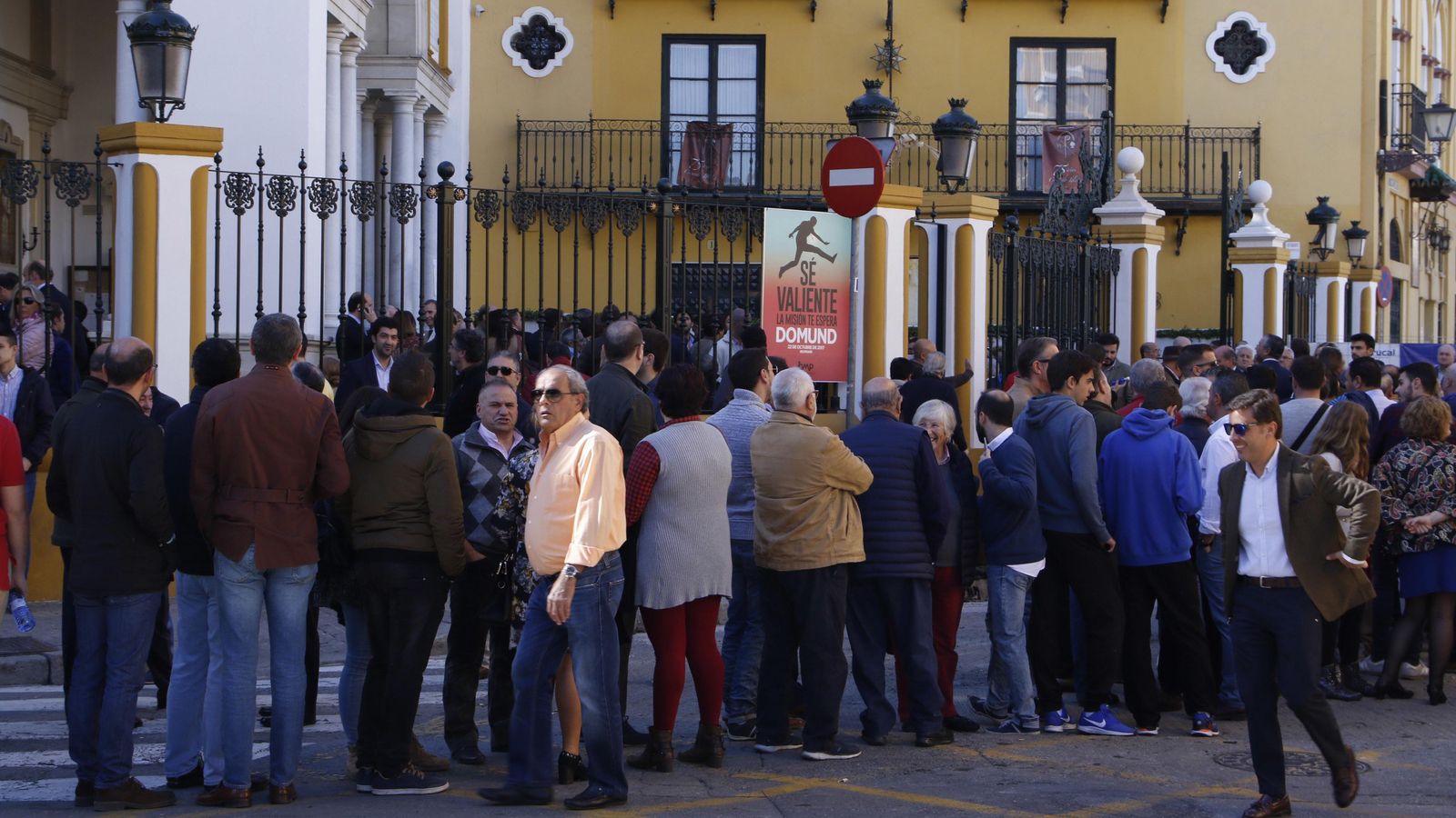 Colas frente a la basílica.