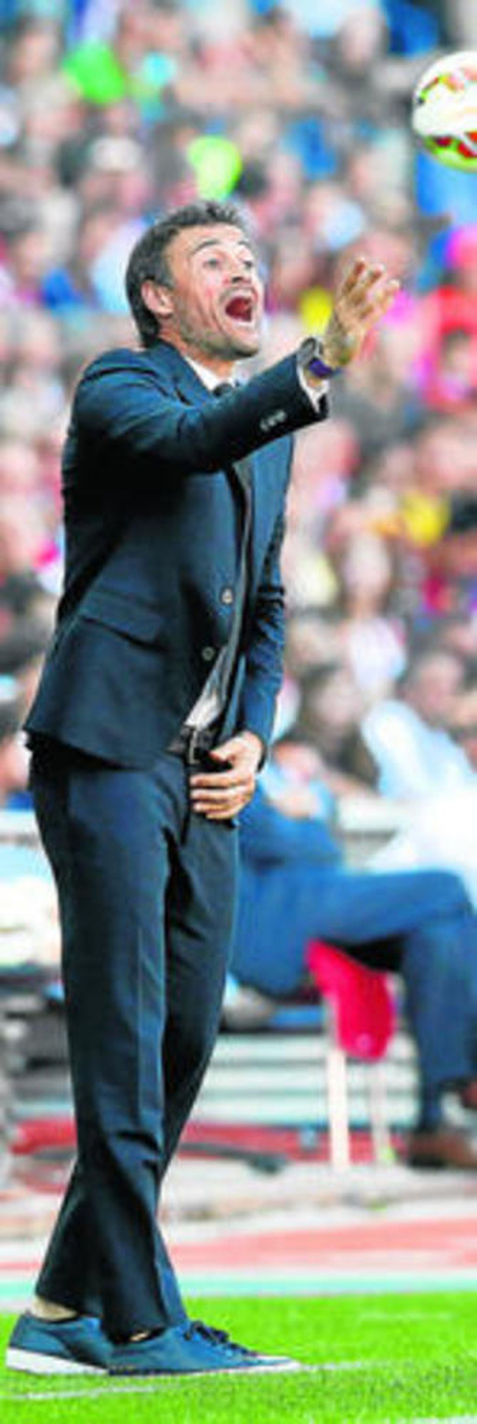 Luis Enrique se dirige a sus futbolistas durante el partido con el Atlético.