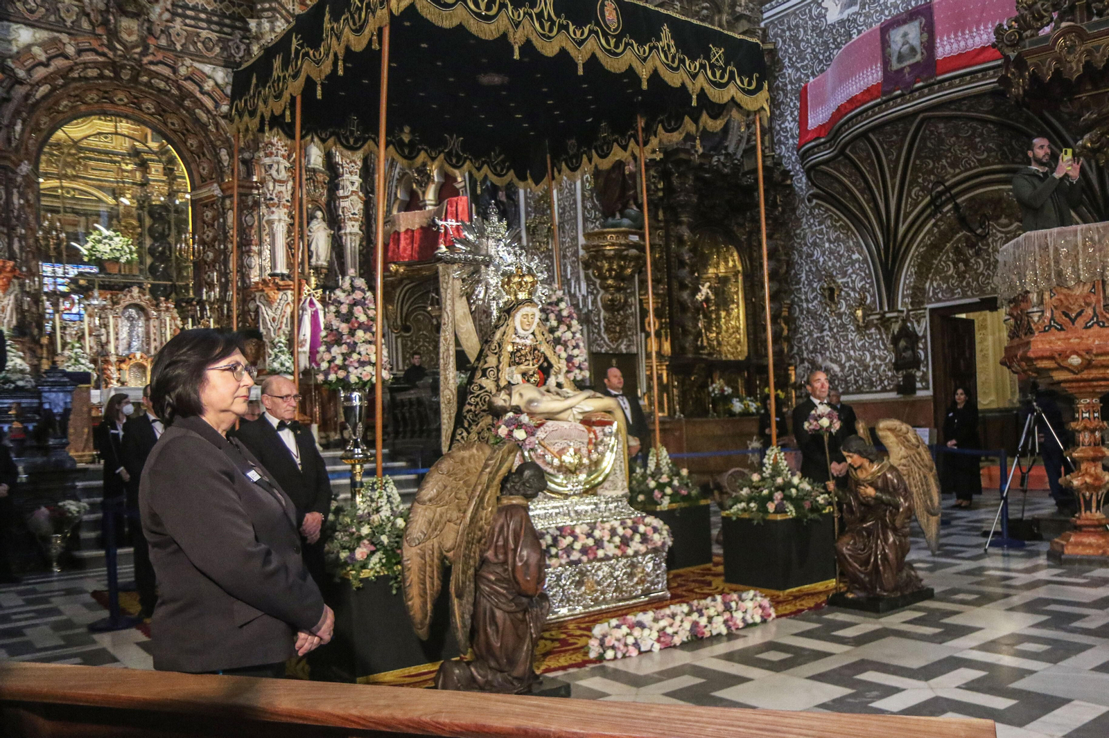 La Virgen de las Angustias, patrona de Granada, repuesta al culto tras su restauración