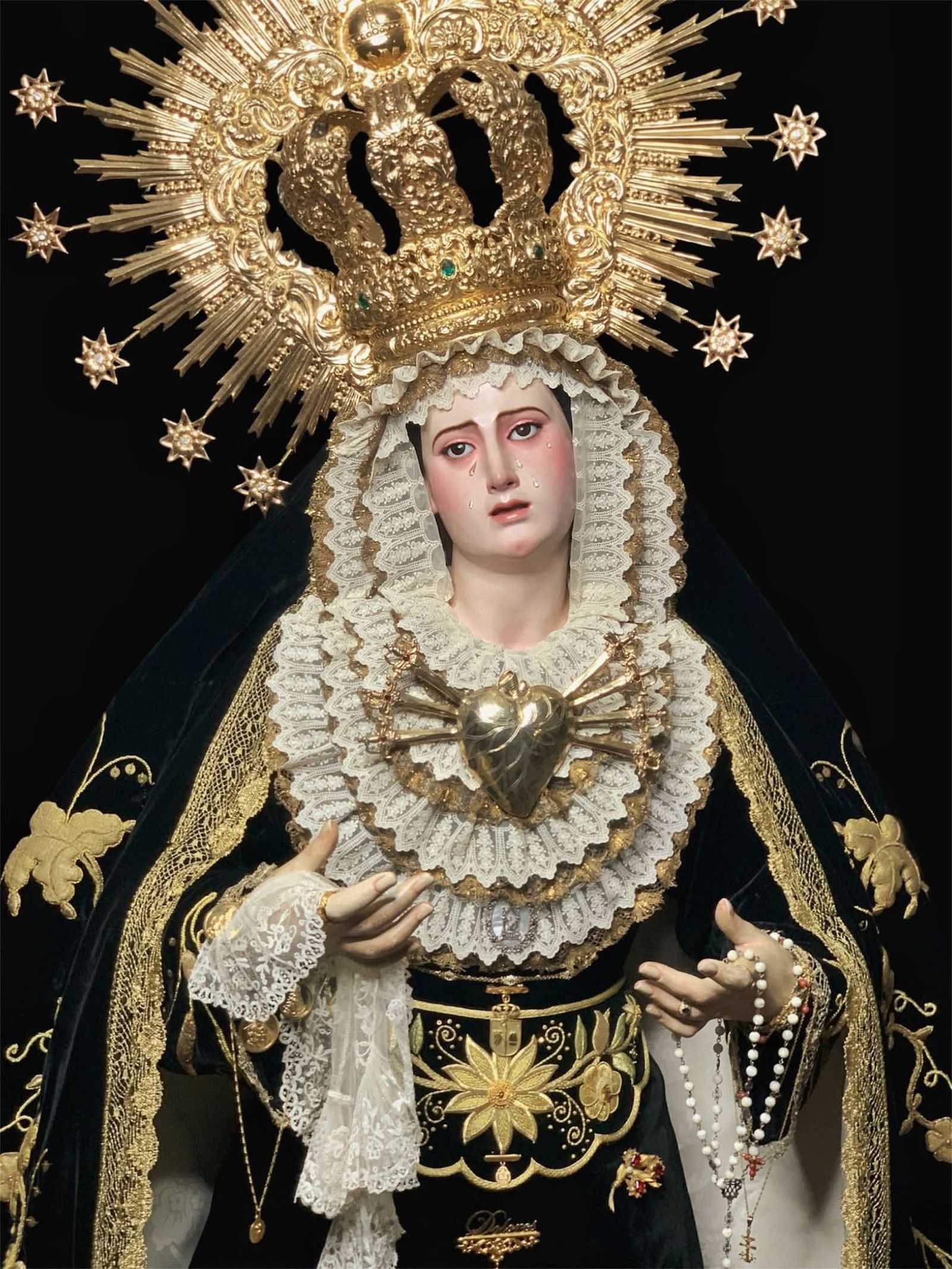 La Virgen de los Dolores de Umbrete con ambas alhajas