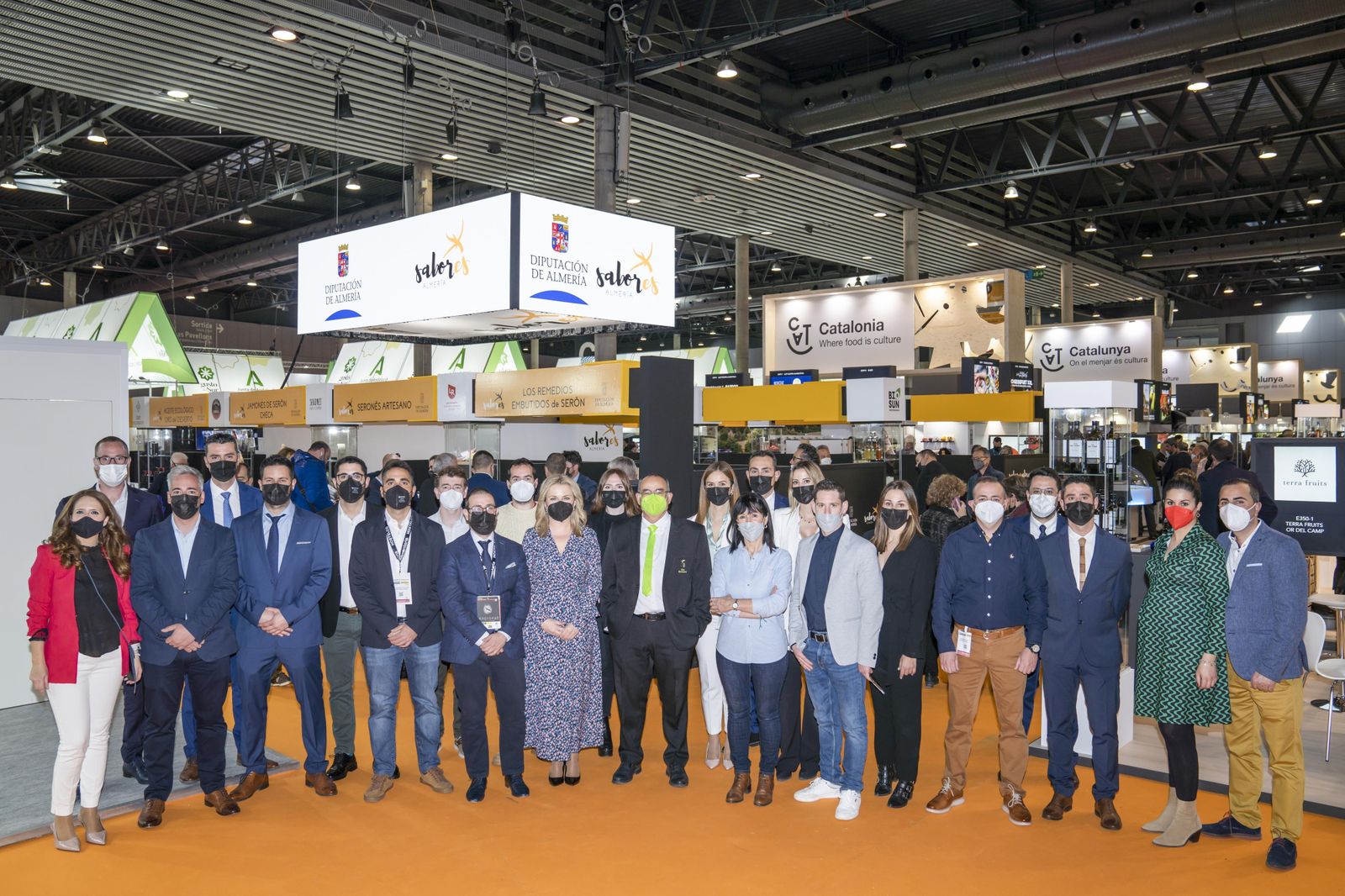 Foto de familia en la inauguración del espacio expositivo de ‘Sabores Almería’ con todos los empresarios almerienses.