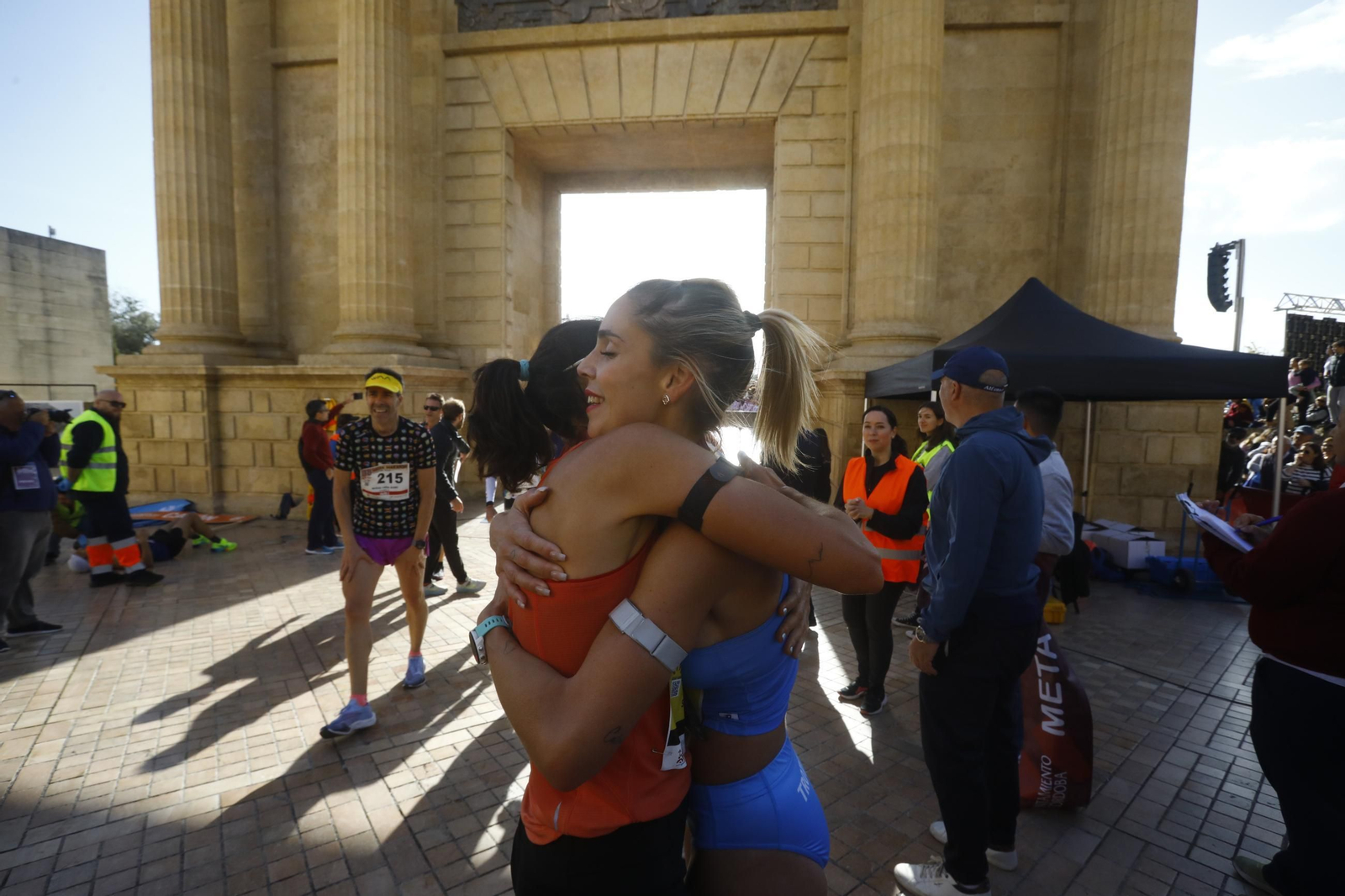 La gloria de cruzar la Puerta del Puente: las fotos de la línea de meta de la Media Maratón de Córdoba 2024