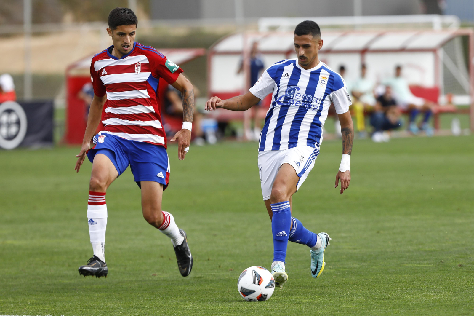 Dopi controlando el balón en el choque con el Recreativo Granada.