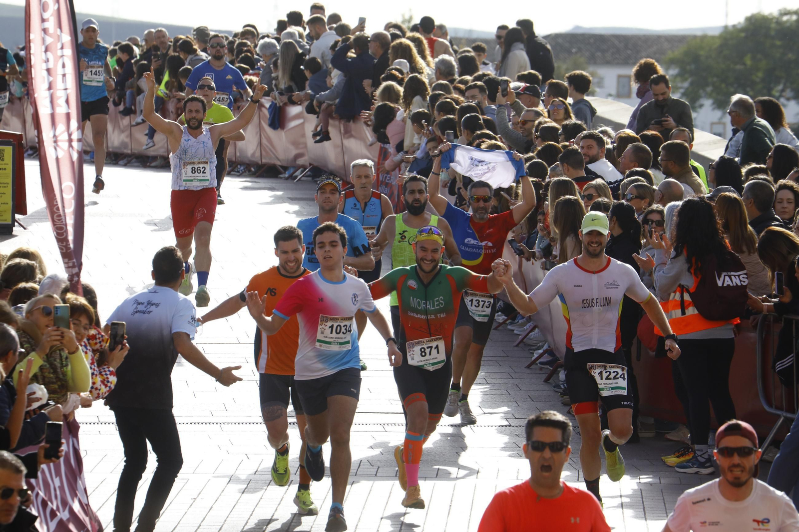 La gloria de cruzar la Puerta del Puente: las fotos de la línea de meta de la Media Maratón de Córdoba 2024