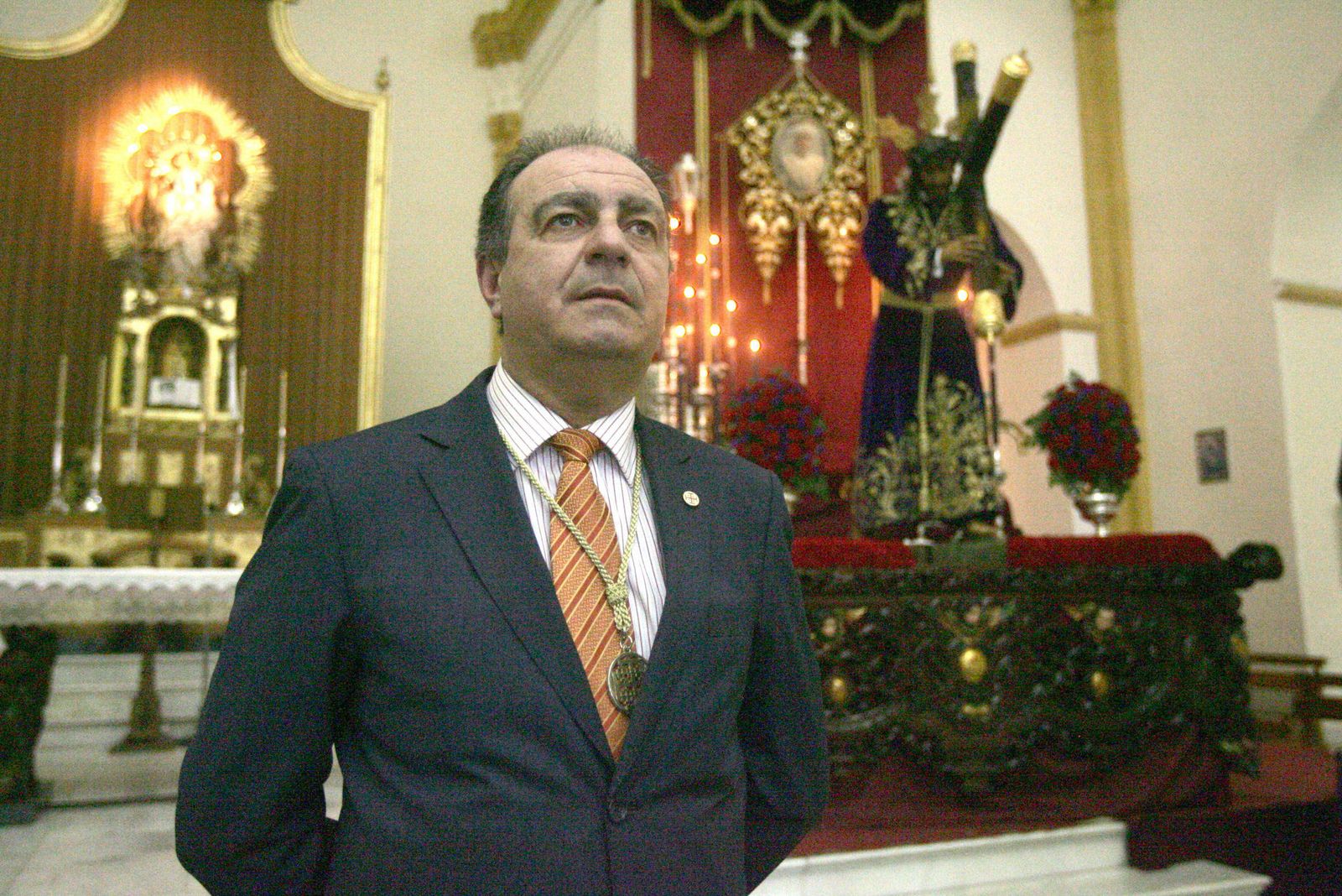 Manuel García Campillo, con Jesús Nazareno al fondo, en La Palma.