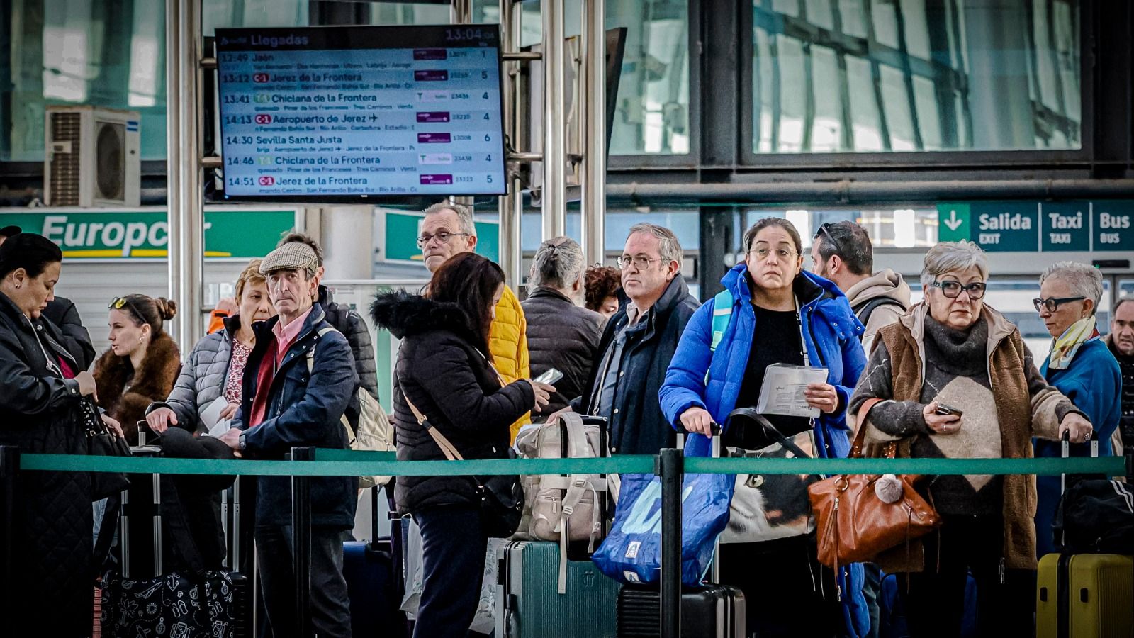 Viajeros a la espera de poder embarcar en el Alvia con rumbo a Madrid.