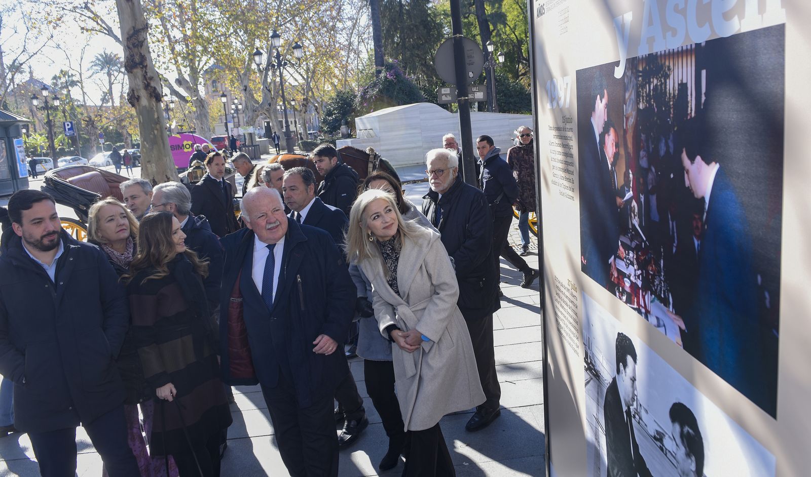Imágenes de la exposición de mupis en la Puerta de Jerez sobre Alberto y Ascensión