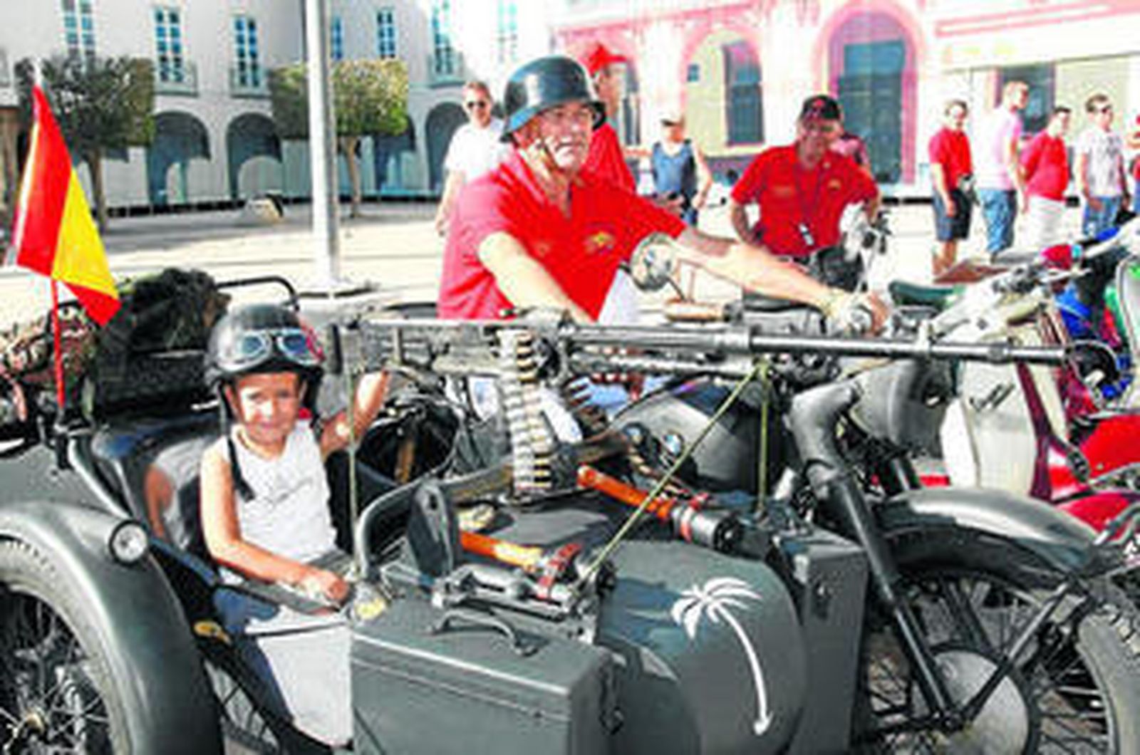 Francisco Martín, con una moto que porta una ametralladora.