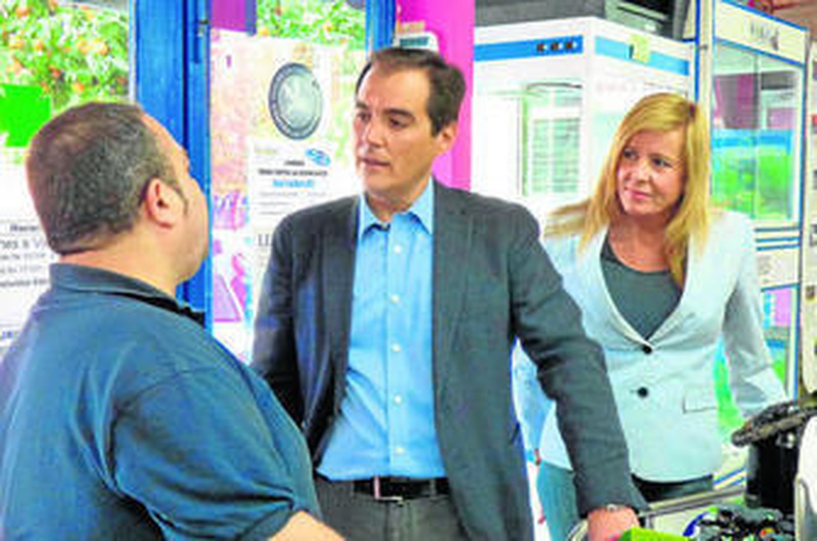 José Antonio Nieto y Rosario Alarcón en su paseo electoral de ayer en el barrio del Zoco.