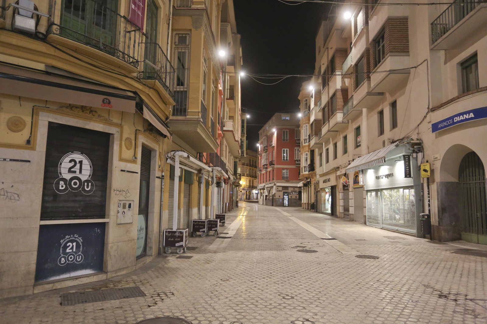 El coronavirus dibuja una noche desierta en el centro de Málaga, en fotos