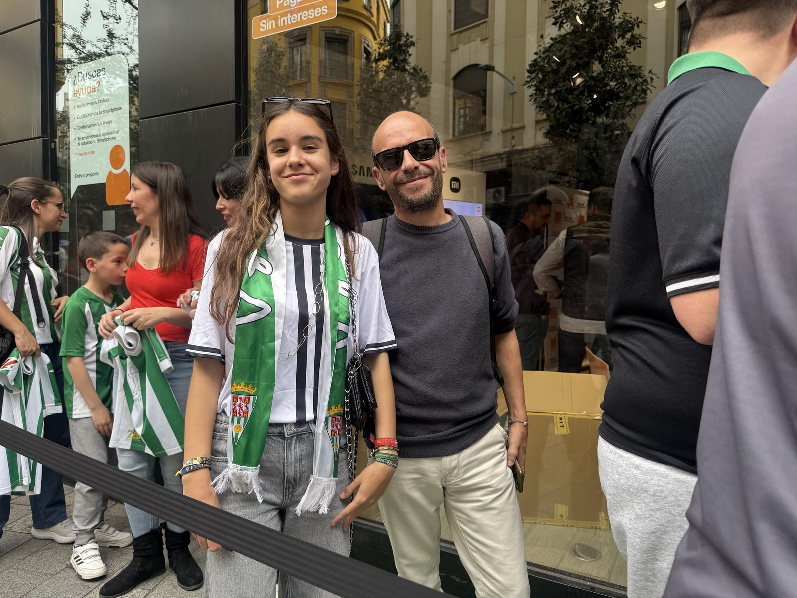 La afición del Córdoba CF enloquece con Álex Sala y Albarrán en el centro de la ciudad