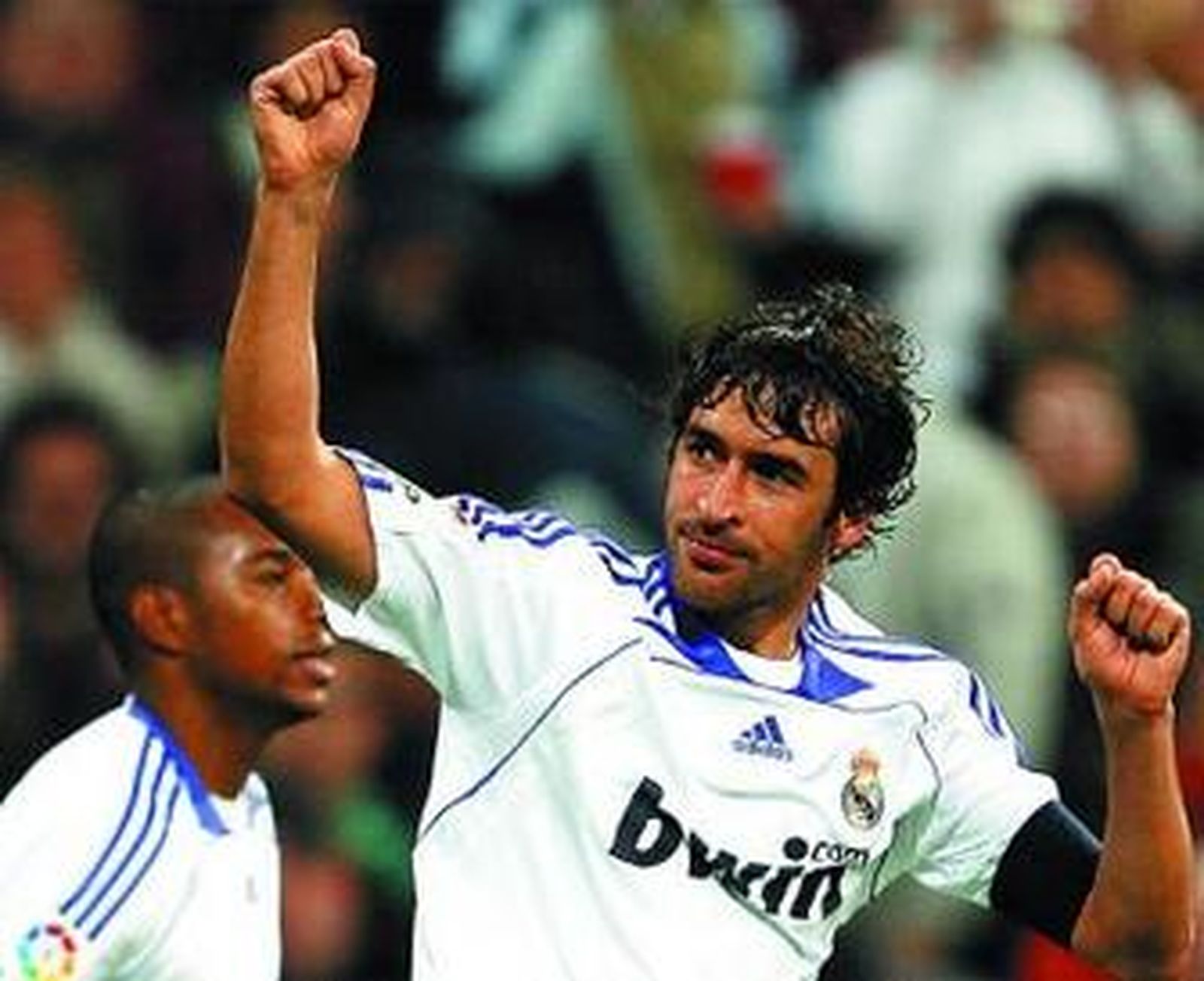 Raúl, autor de dos goles, celebra uno de ellos.