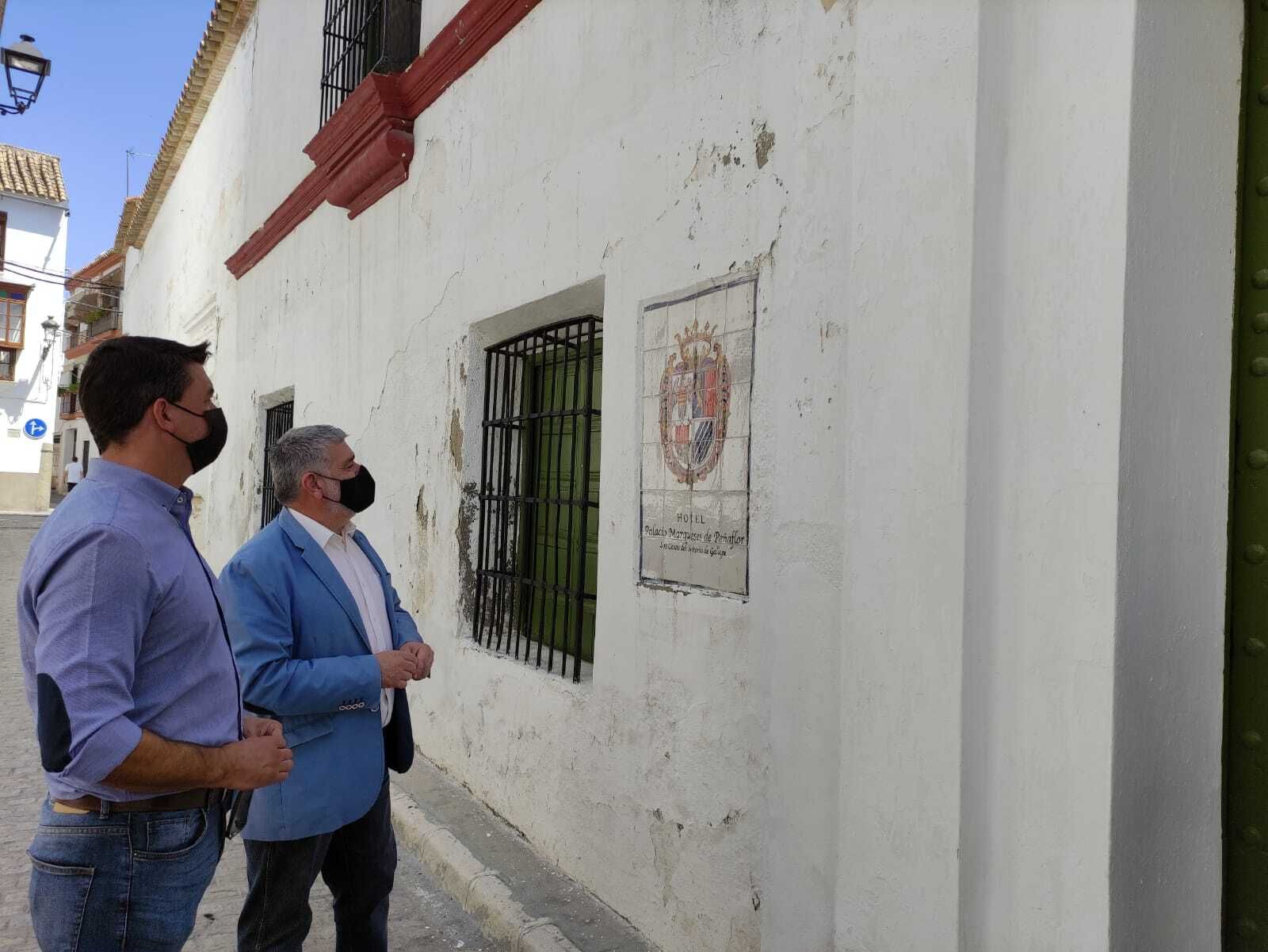El alcalde, David García Ostos, junto al delegado de Gesión del Espacio Urbano, Sergio Gómez, este lunes junto a las casas anejas al Palacio de Peñaflor.