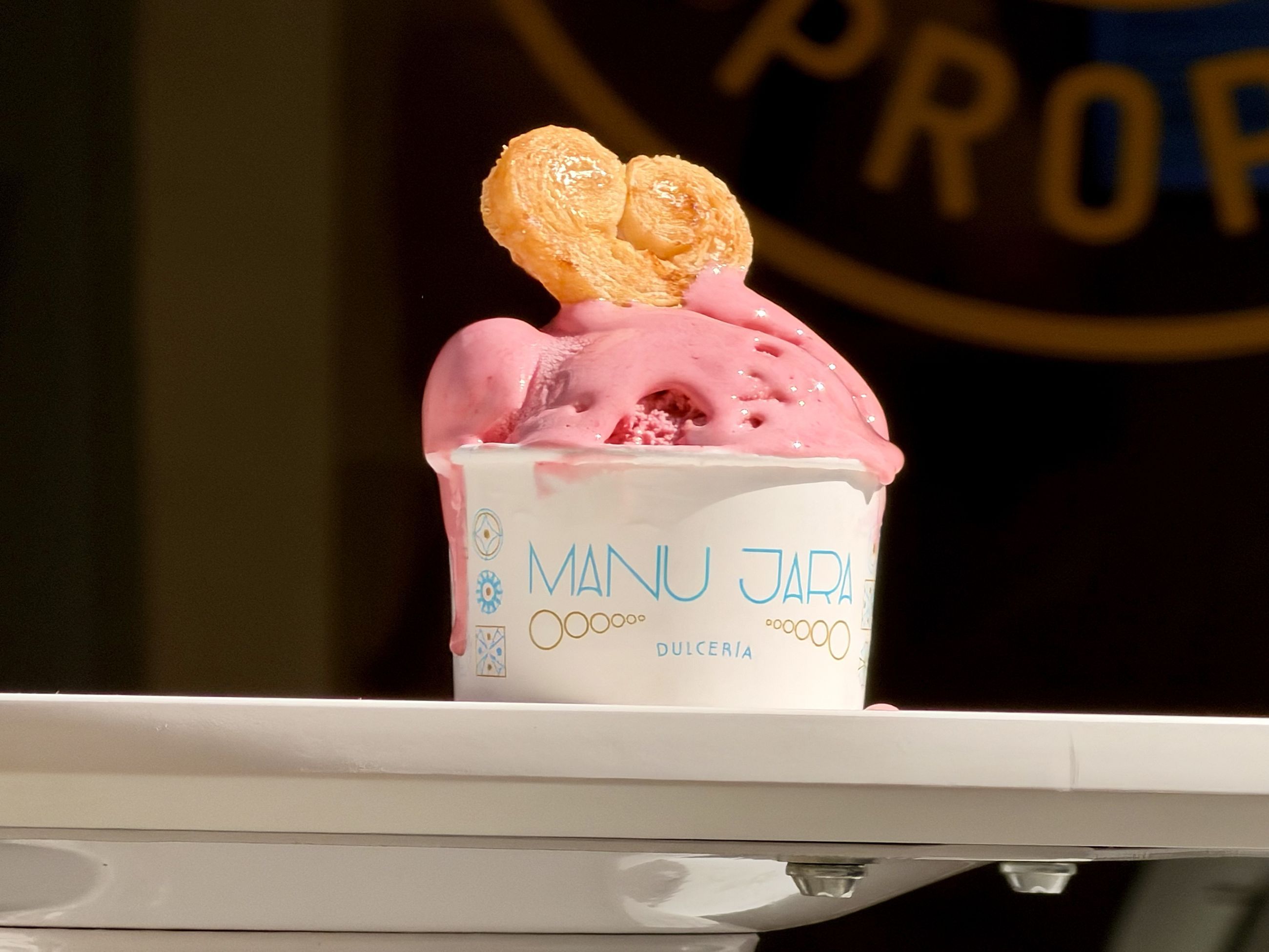 Manu Jara estrena junto a Ricard Martínez su primer helado solidario en Frío Fino