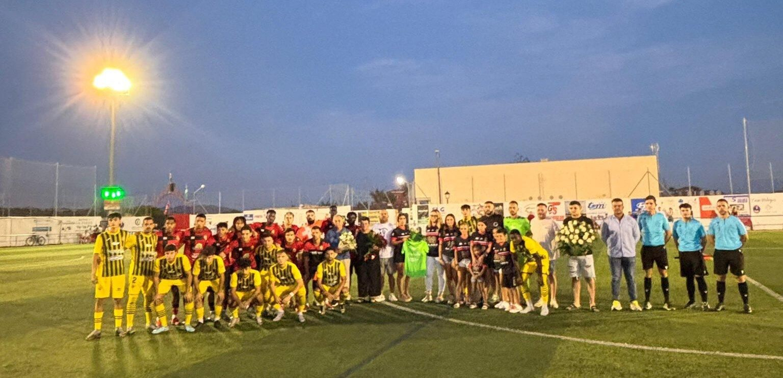 Ambos equipos posan a la conclusión del encuentro que les enfrentó con motivo del II Memorial David Gómez “Del Puente”.