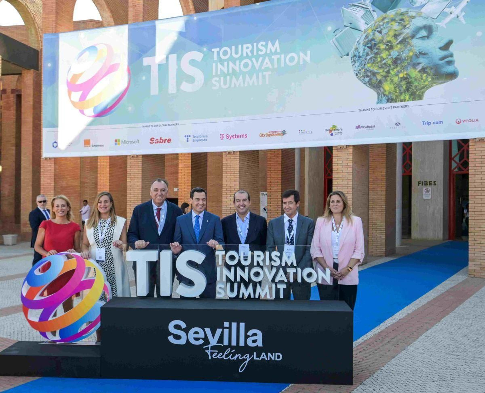 Juanma Moreno en la clausura de TIS2025.