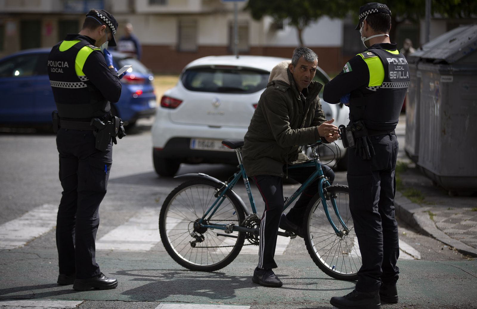 Policías locales de Sevilla, durante un control en el Polígono Norte.