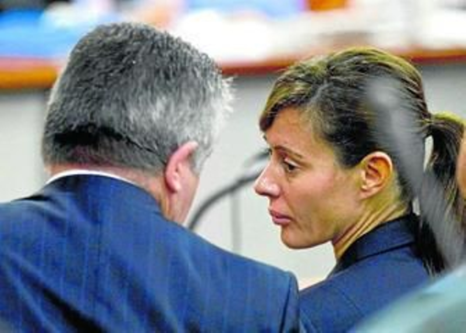 Roca conversa con Corulla durante una de las sesiones del juicio.