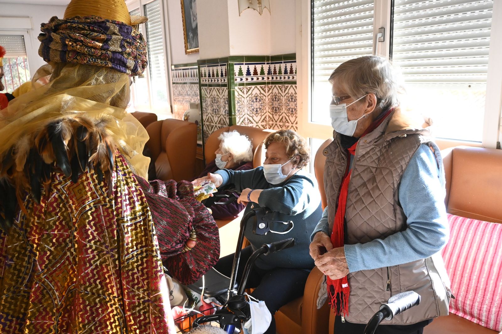 Visita de los Reyes Magos a los ancianos de los asilos de Huelva, en imágenes
