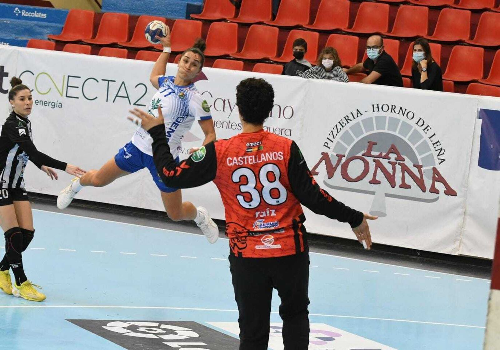 Merche Castellanos actúa.