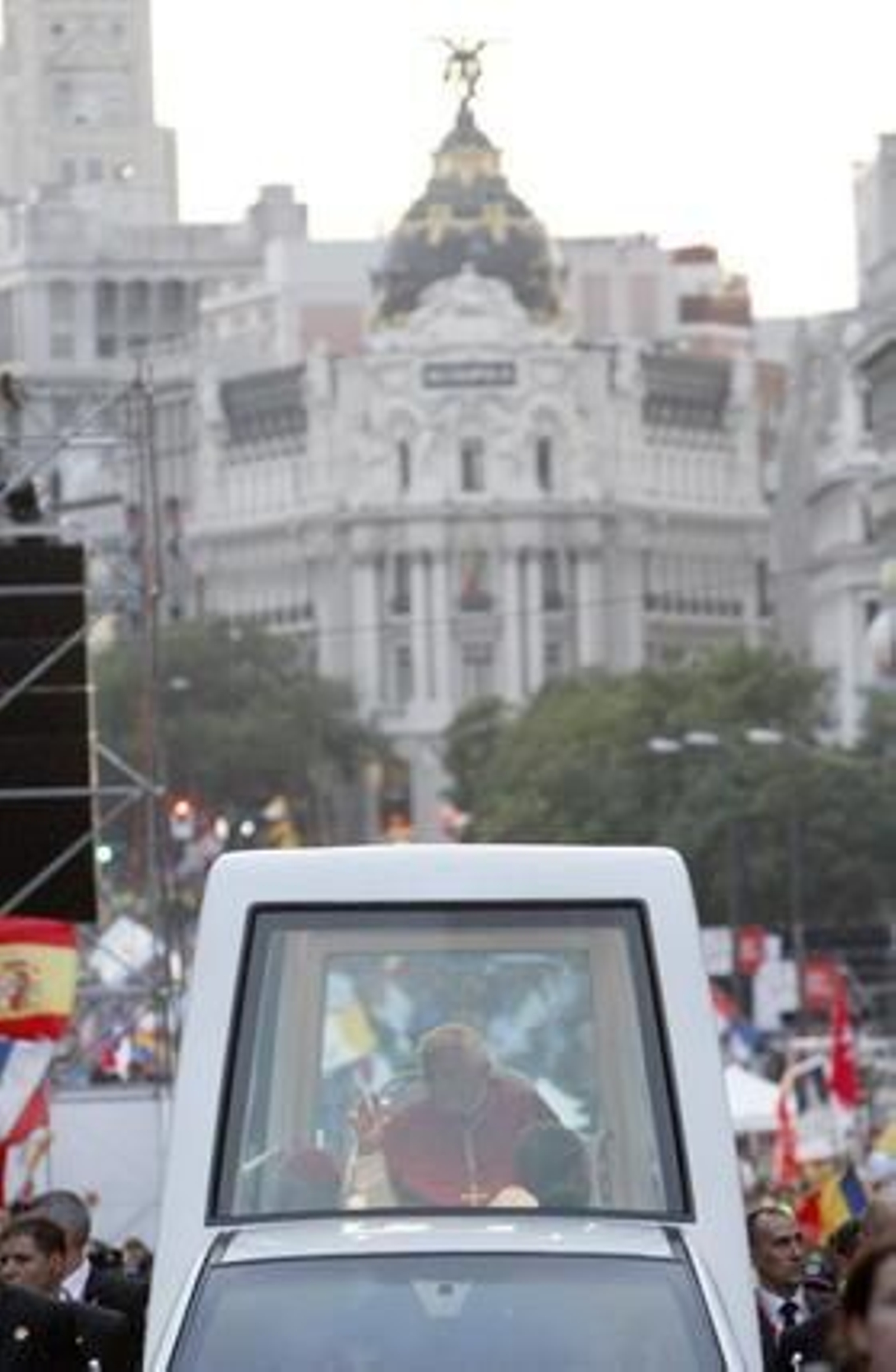Benedicto XVI vuelve a sus aposentos.

Foto: EFE