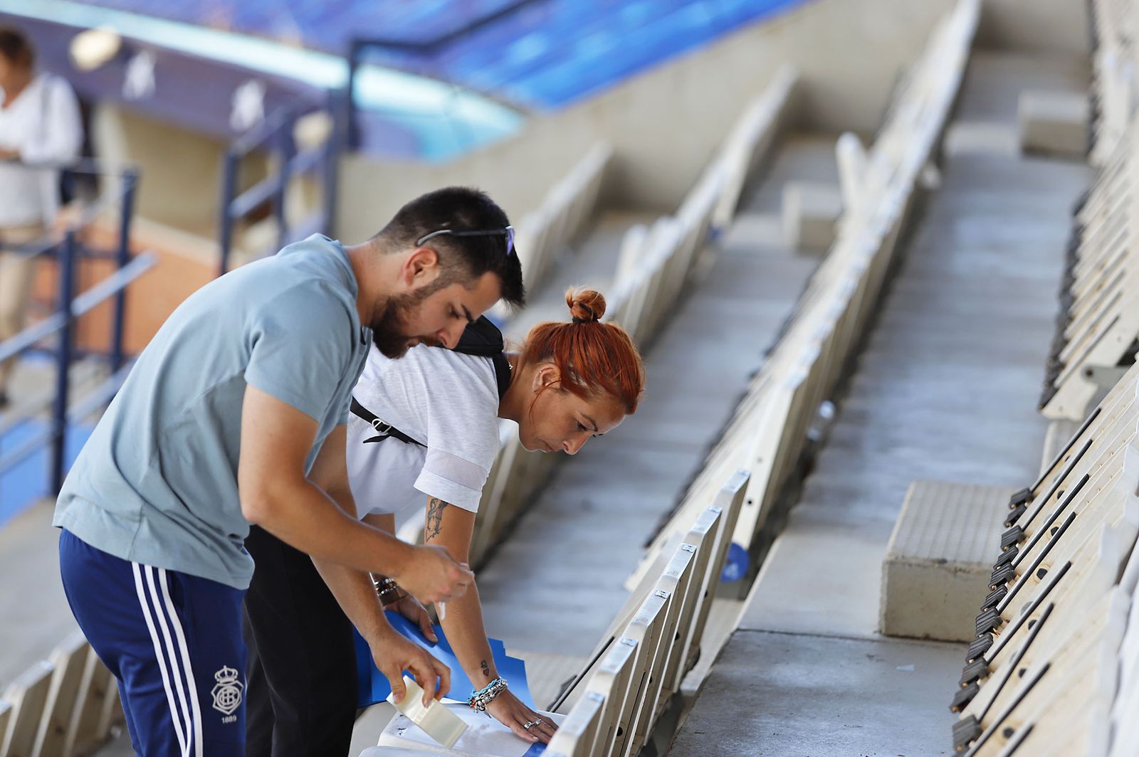 Los aficionados preparan el mosaico del partido del ascenso Recreativo de Huelva-Cacereño