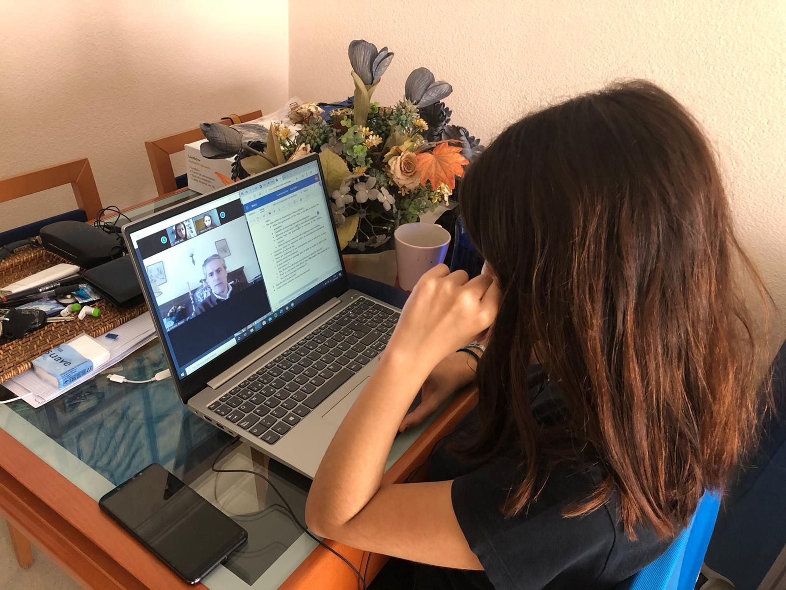 Una estudiante participa en una clase de universidad 'on line'.